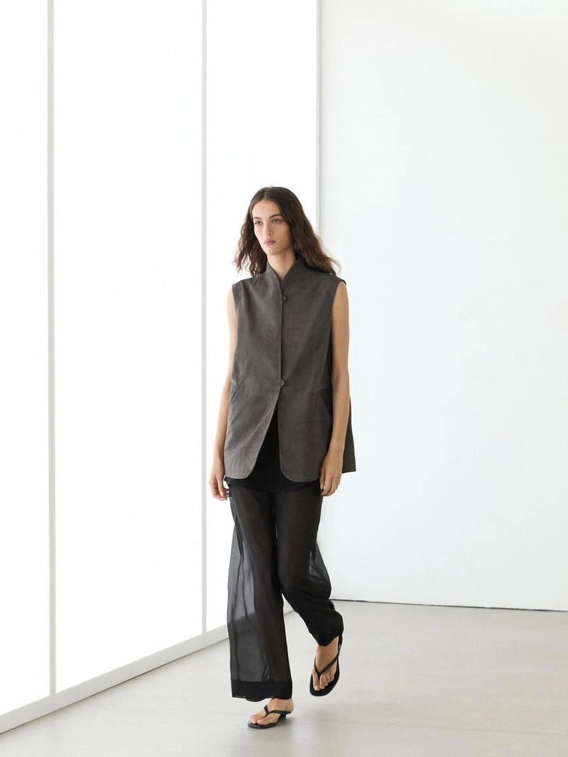 Жилет из кожи с бархатистым покрытием