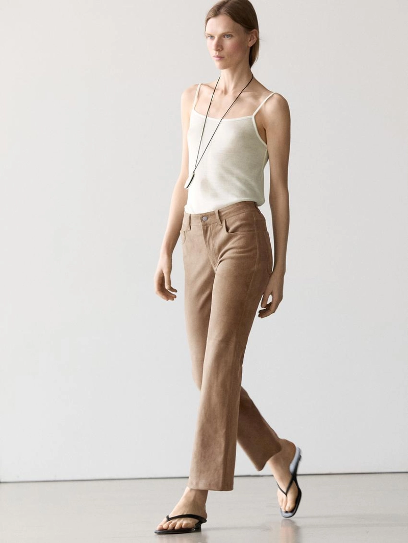 Кожаные леггинсы с запахом и расклешенными штанинами