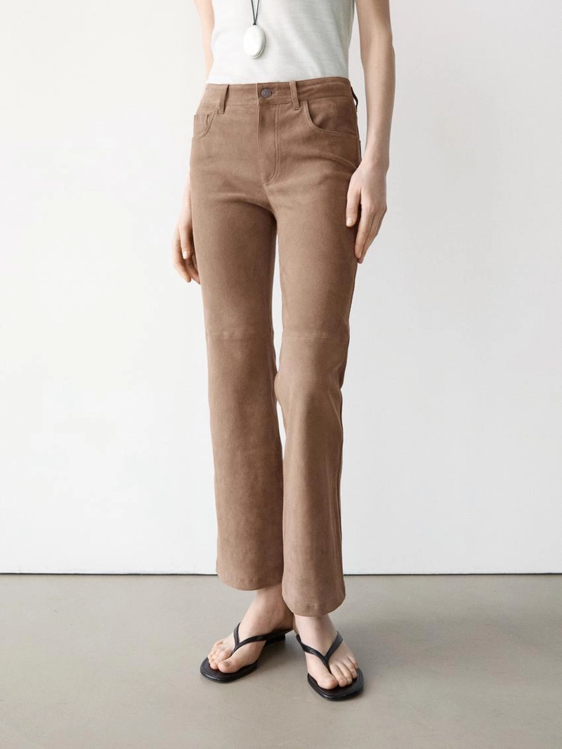 Кожаные леггинсы с запахом и расклешенными штанинами