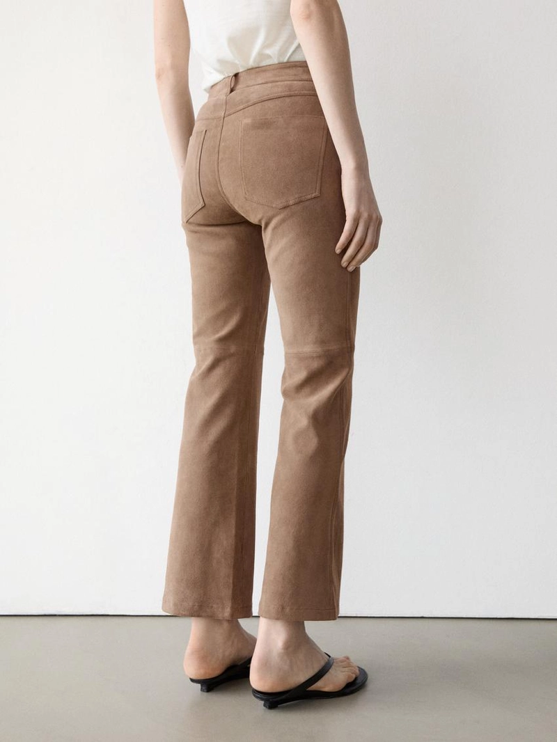 Кожаные леггинсы с запахом и расклешенными штанинами