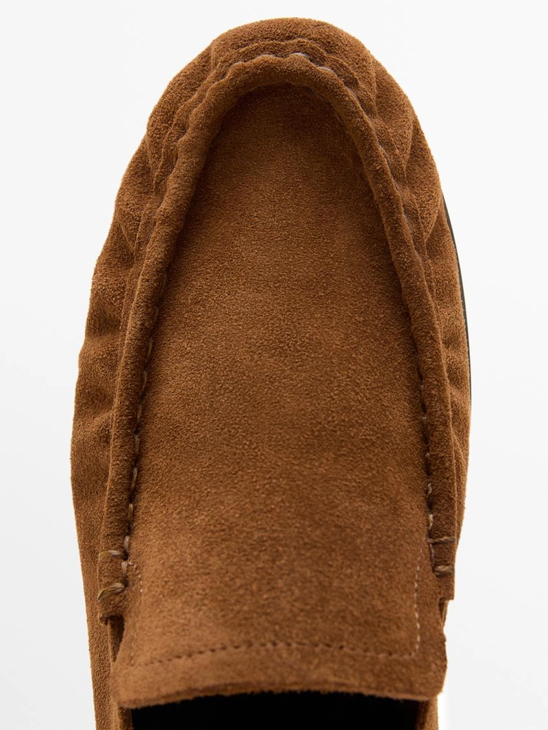 Мягкие мокасины из разделанной кожи