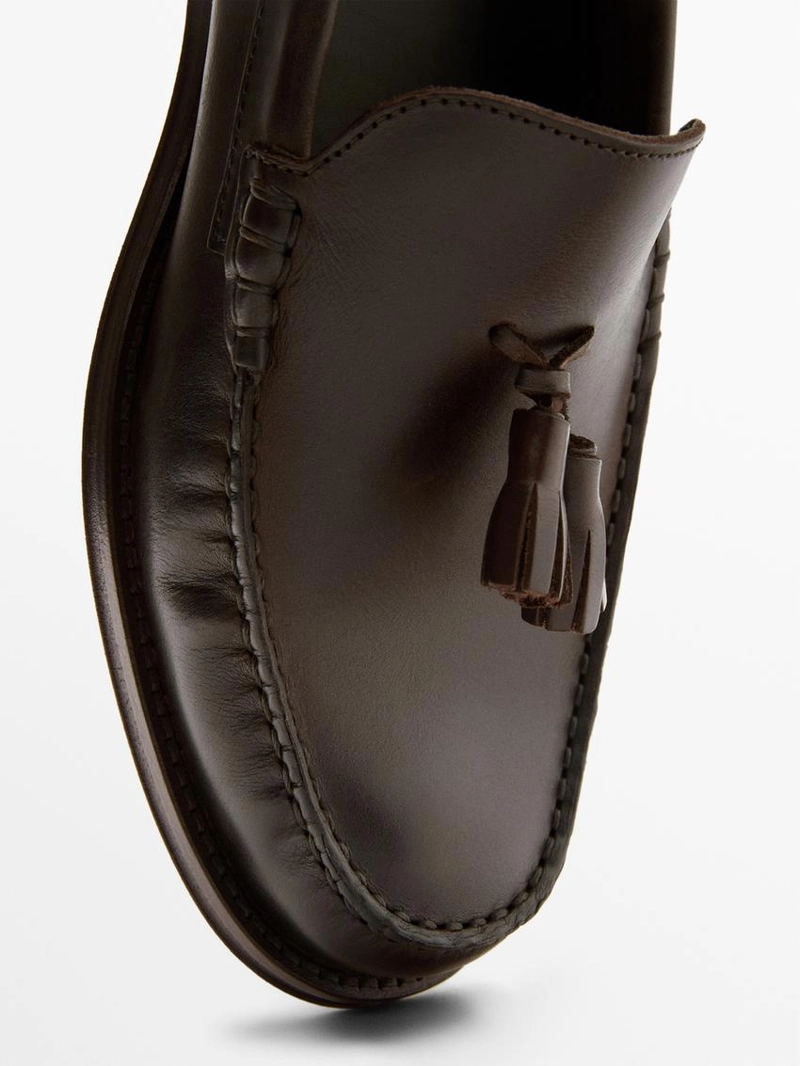 Лоферы с кисточками из масленой кожи