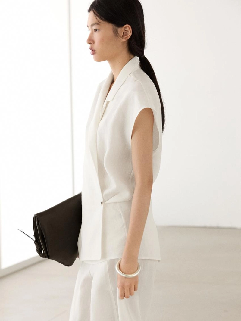 Жилет из льна на пуговицах