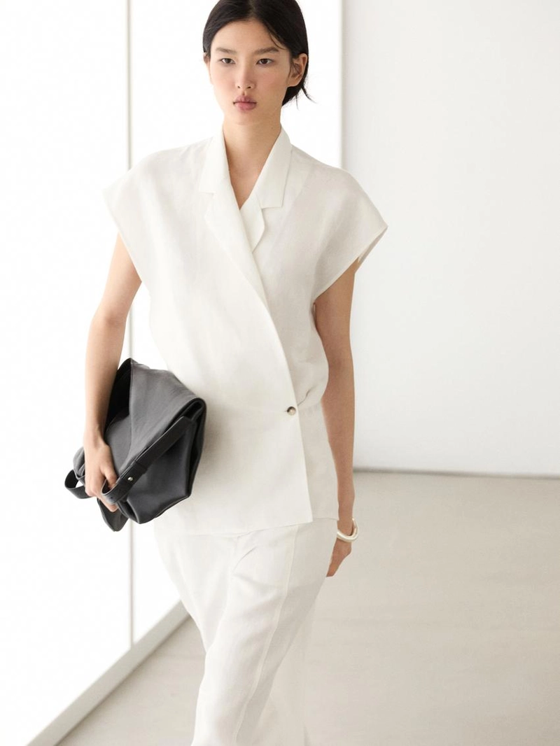 Жилет из льна на пуговицах