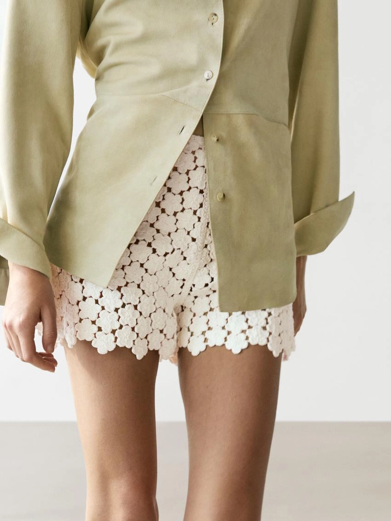Шорты с кружевными вставками и цветочными деталями