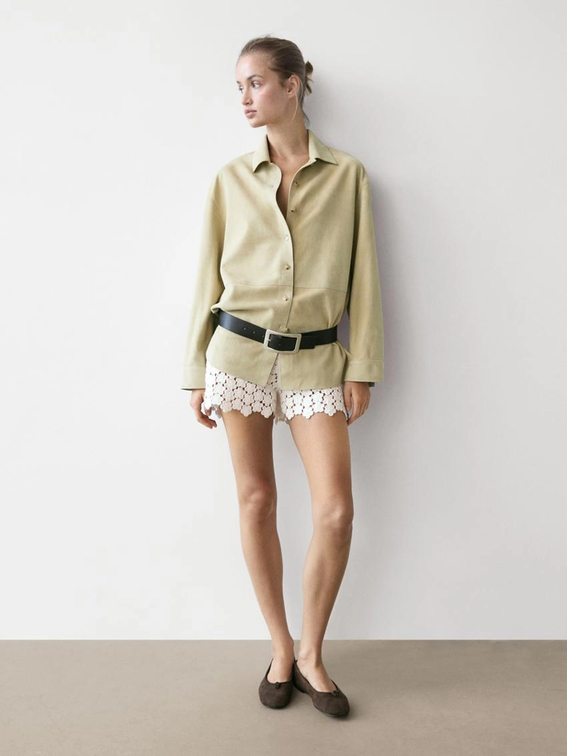 Шорты с кружевными вставками и цветочными деталями