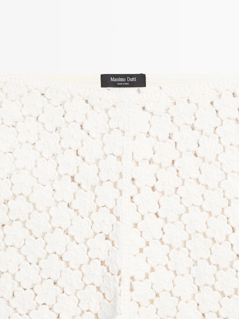 Шорты с кружевными вставками и цветочными деталями