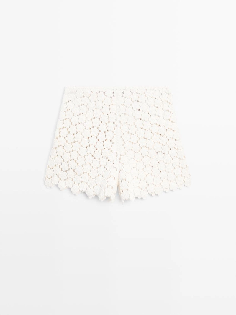 Шорты с кружевными вставками и цветочными деталями