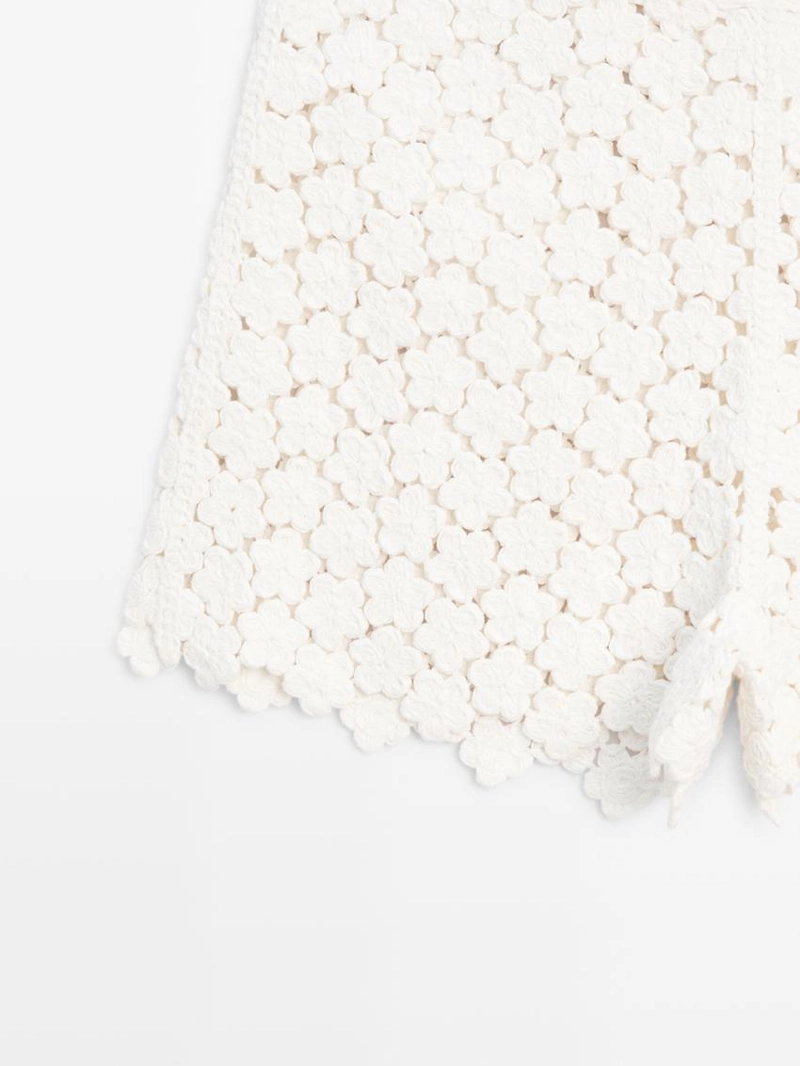 Шорты с кружевными вставками и цветочными деталями