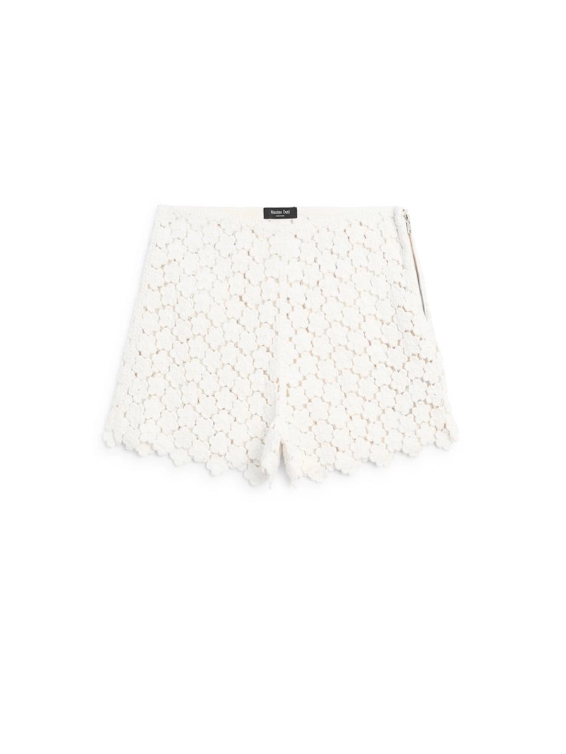 Шорты с кружевными вставками и цветочными деталями