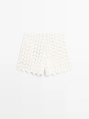 Шорты с кружевными вставками и цветочными деталями- Заказать в России