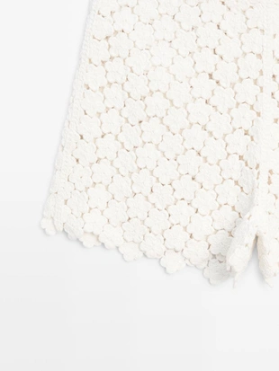 Шорты с кружевными вставками и цветочными деталями- Заказать в России