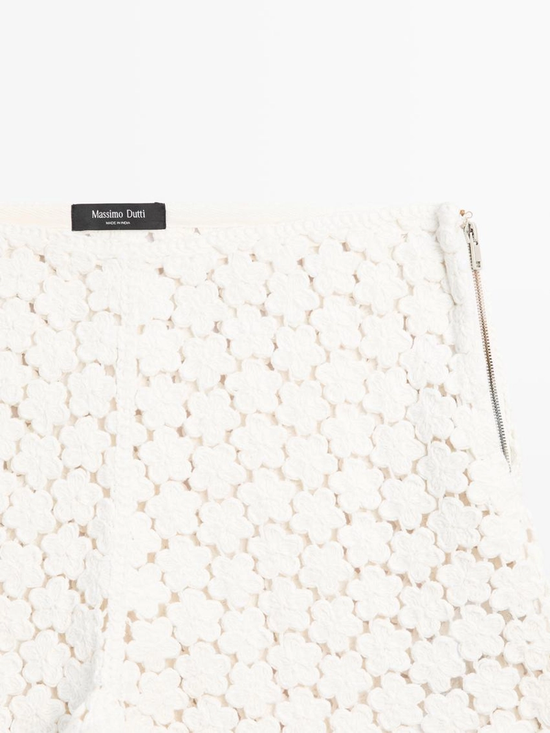 Шорты с кружевными вставками и цветочными деталями