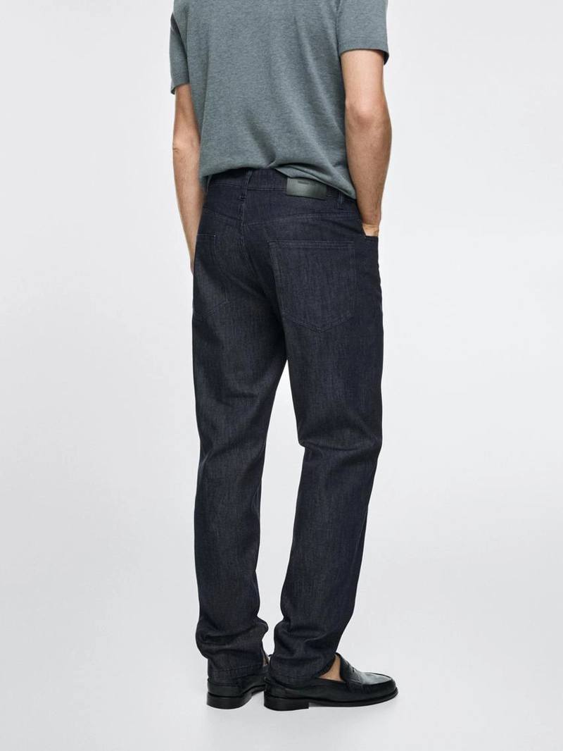 Джинсовые брюки со светлым эффектом и зауженным кроем