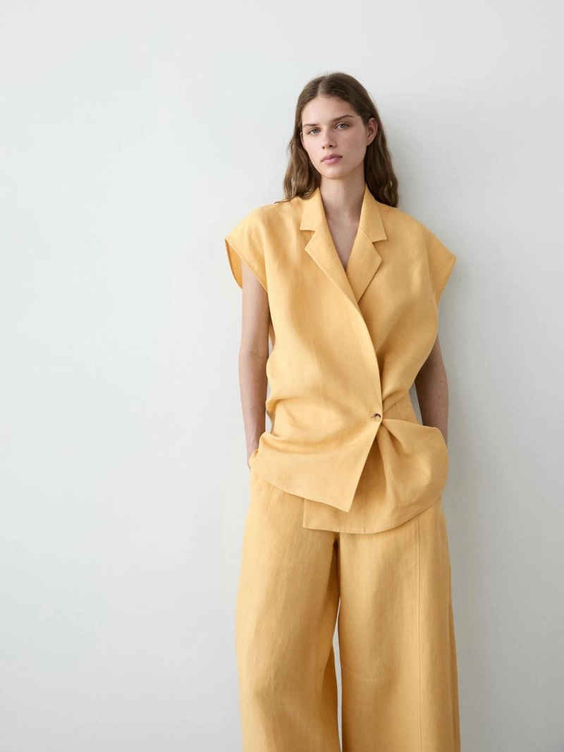 Жилет из льна на пуговицах