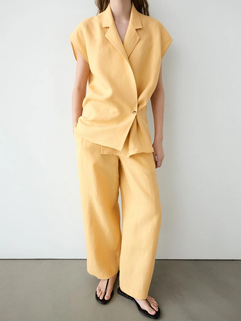 Жилет из льна на пуговицах