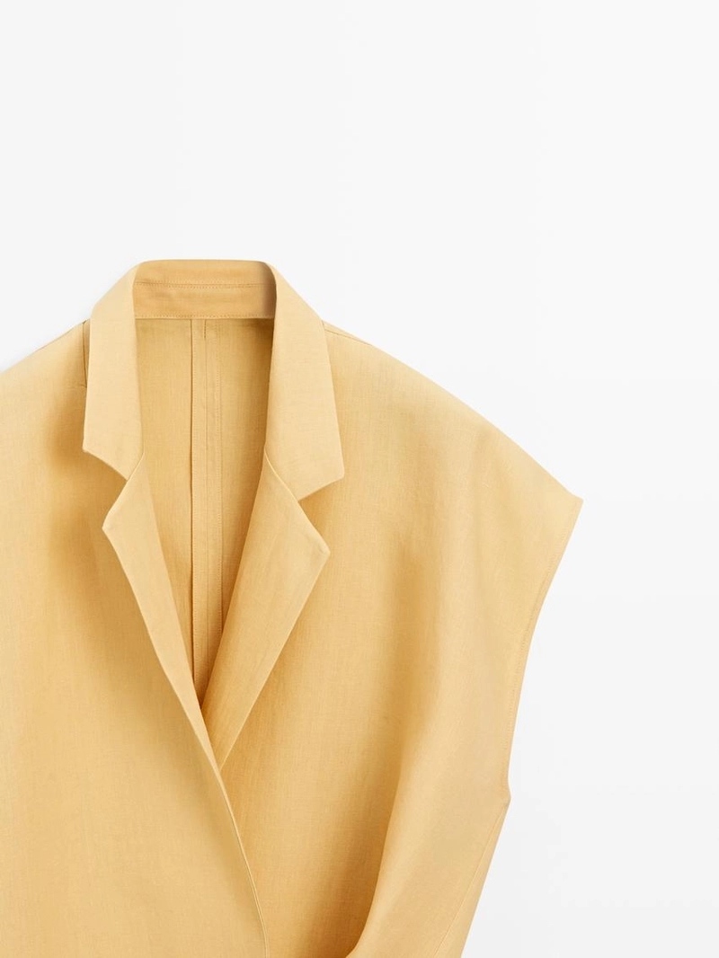 Жилет из льна на пуговицах