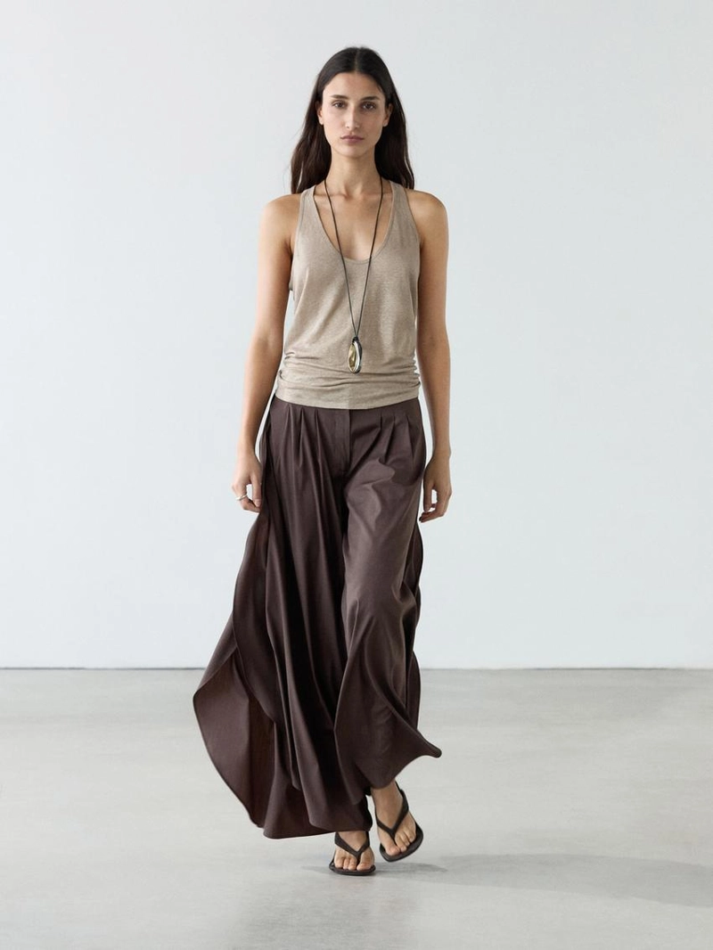 Широкие брюки с разрезами и защипами