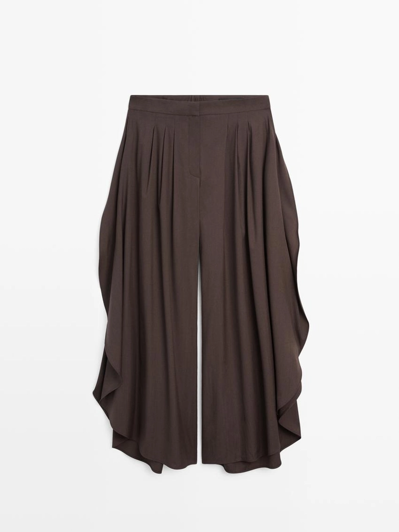 Широкие брюки с разрезами и защипами