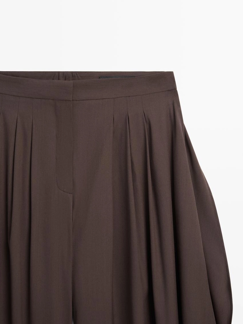 Широкие брюки с разрезами и защипами