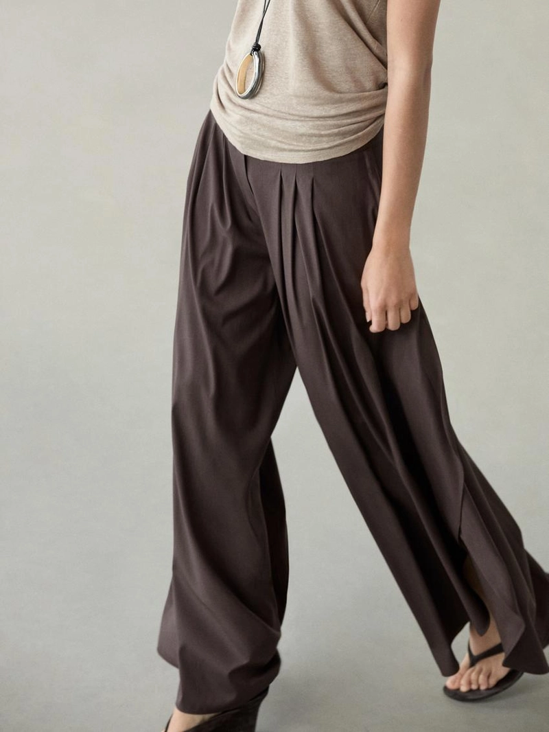 Широкие брюки с разрезами и защипами