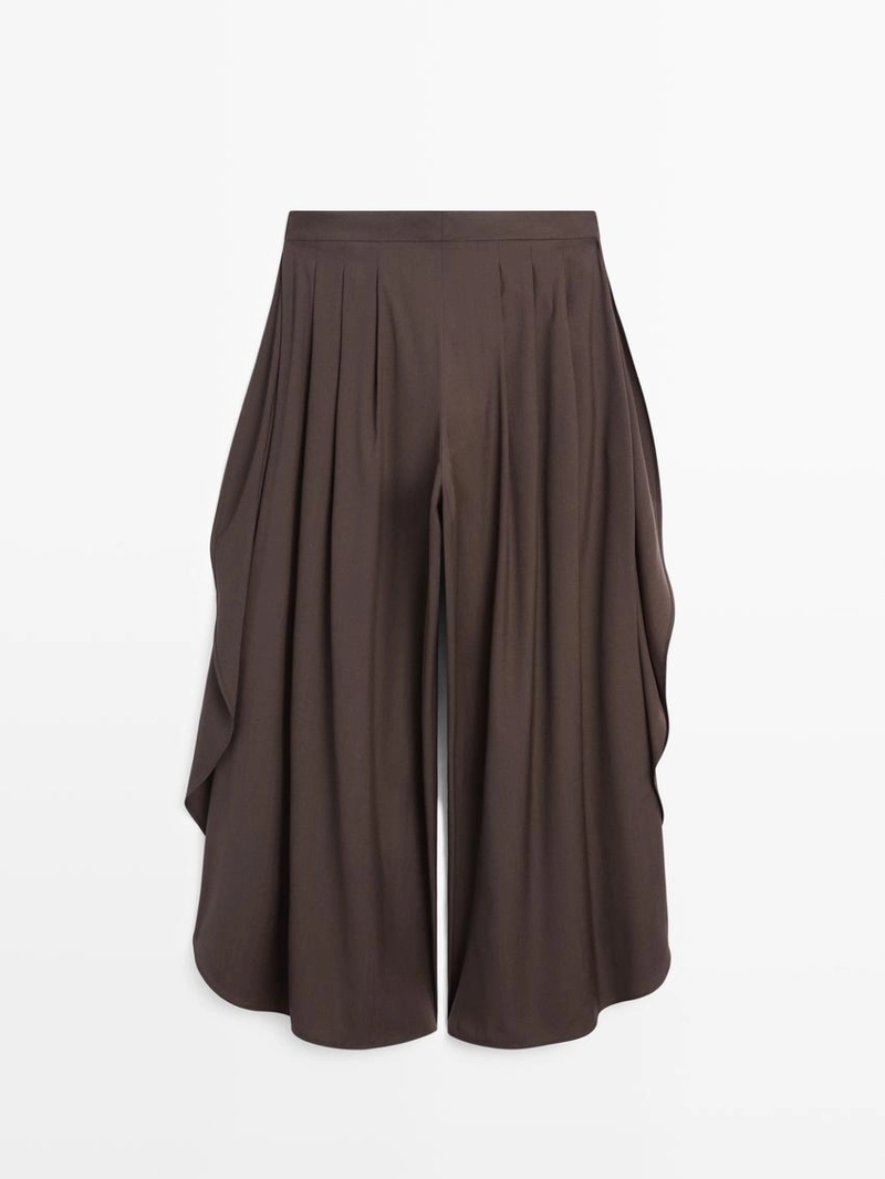 Широкие брюки с разрезами и защипами