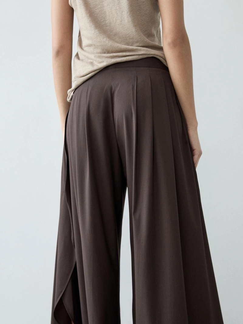 Широкие брюки с разрезами и защипами