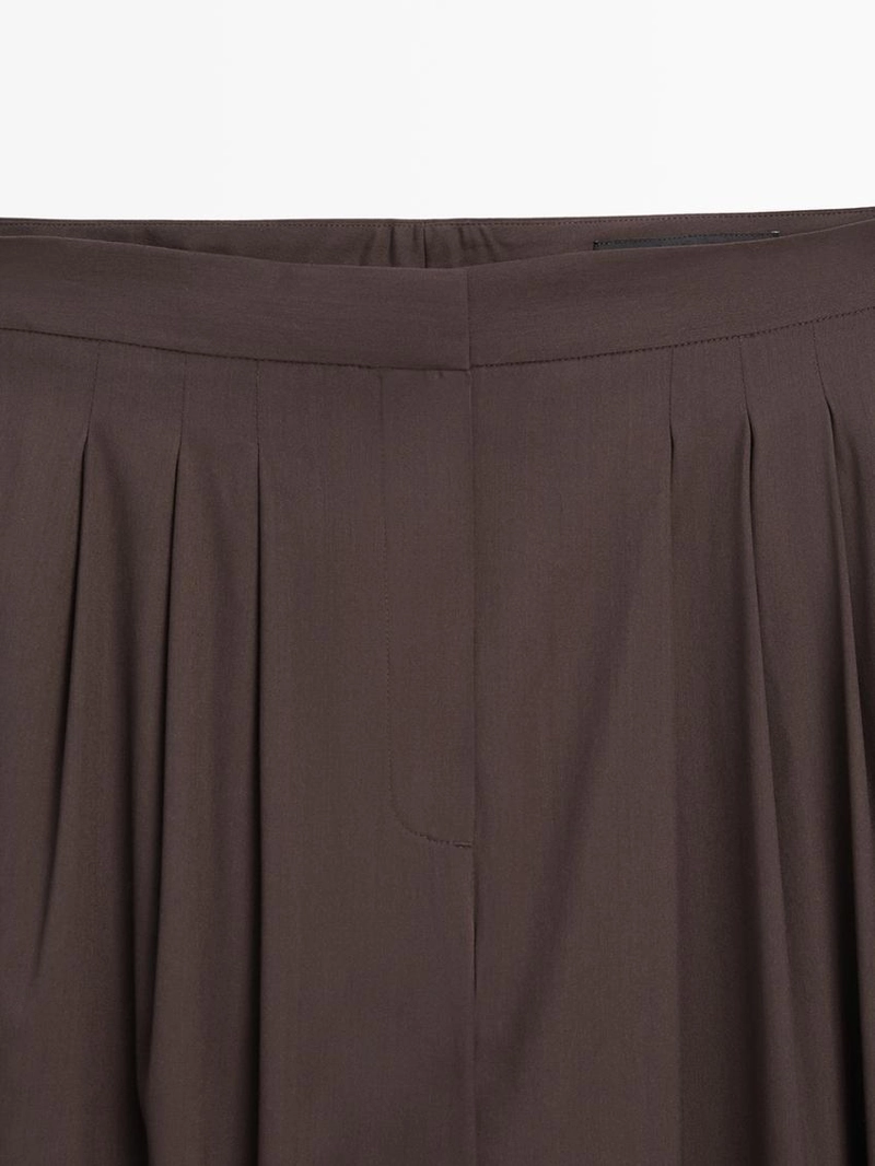 Широкие брюки с разрезами и защипами