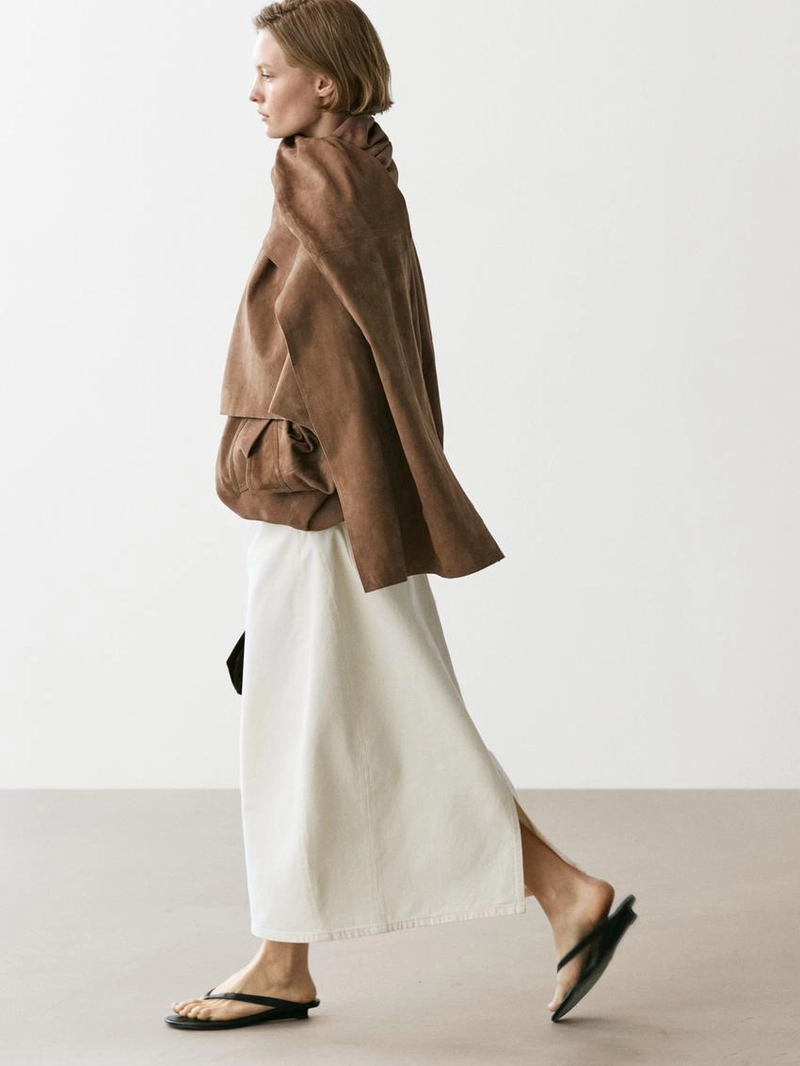 Замшевая кожаная бомбер-куртка с деталью в виде шарфа