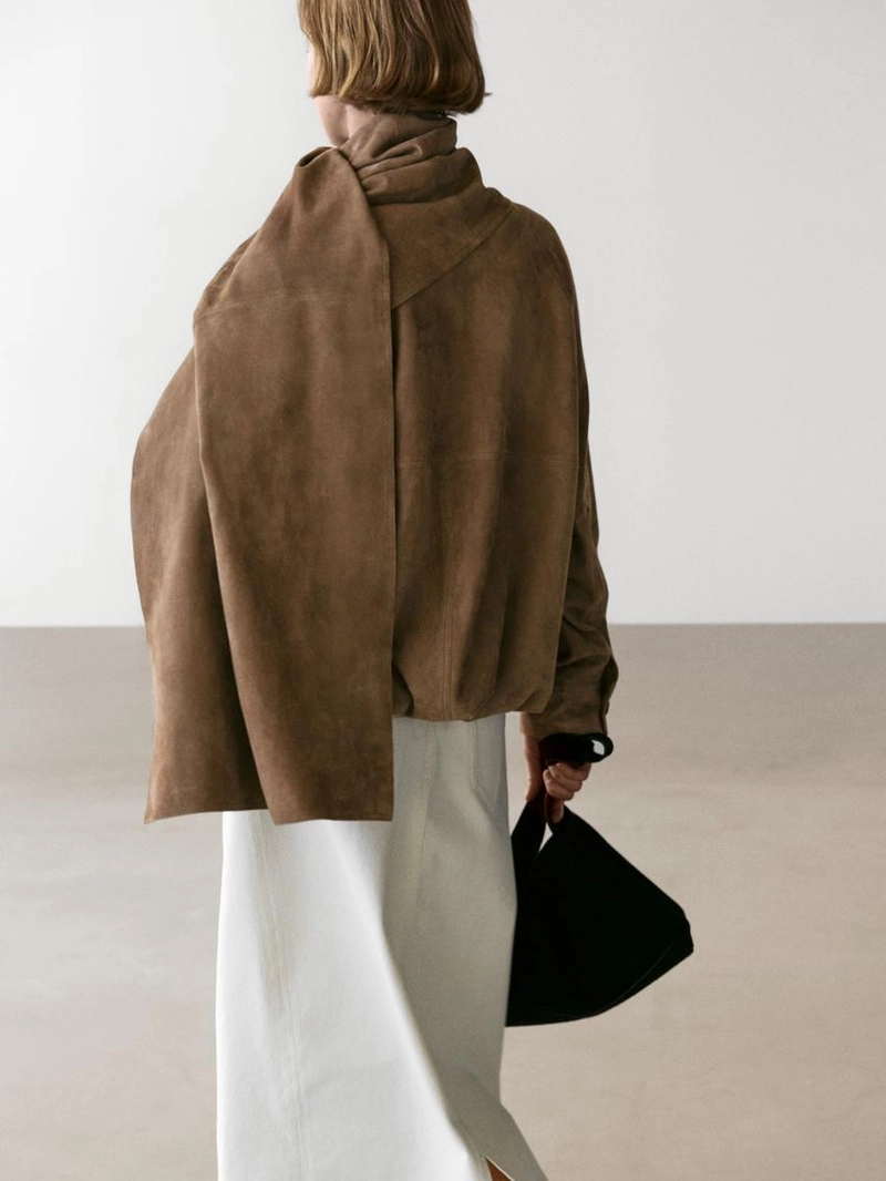 Замшевая кожаная бомбер-куртка с деталью в виде шарфа