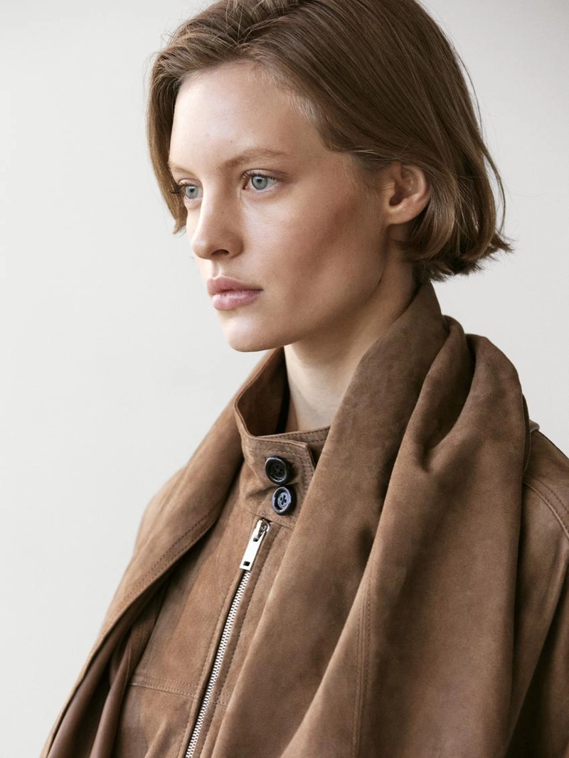 Замшевая кожаная бомбер-куртка с деталью в виде шарфа