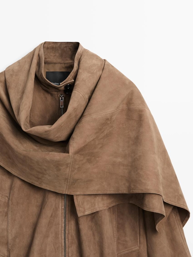 Замшевая кожаная бомбер-куртка с деталью в виде шарфа