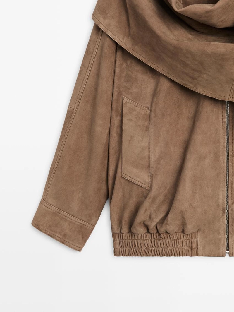 Замшевая кожаная бомбер-куртка с деталью в виде шарфа