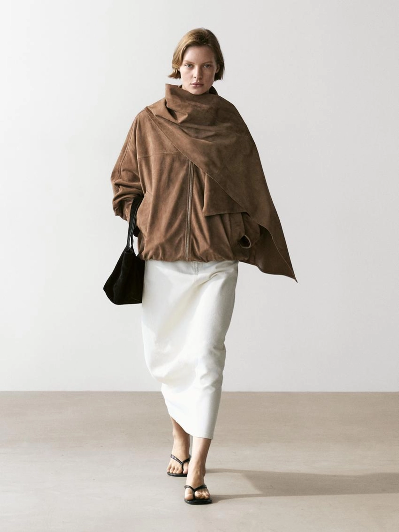 Замшевая кожаная бомбер-куртка с деталью в виде шарфа