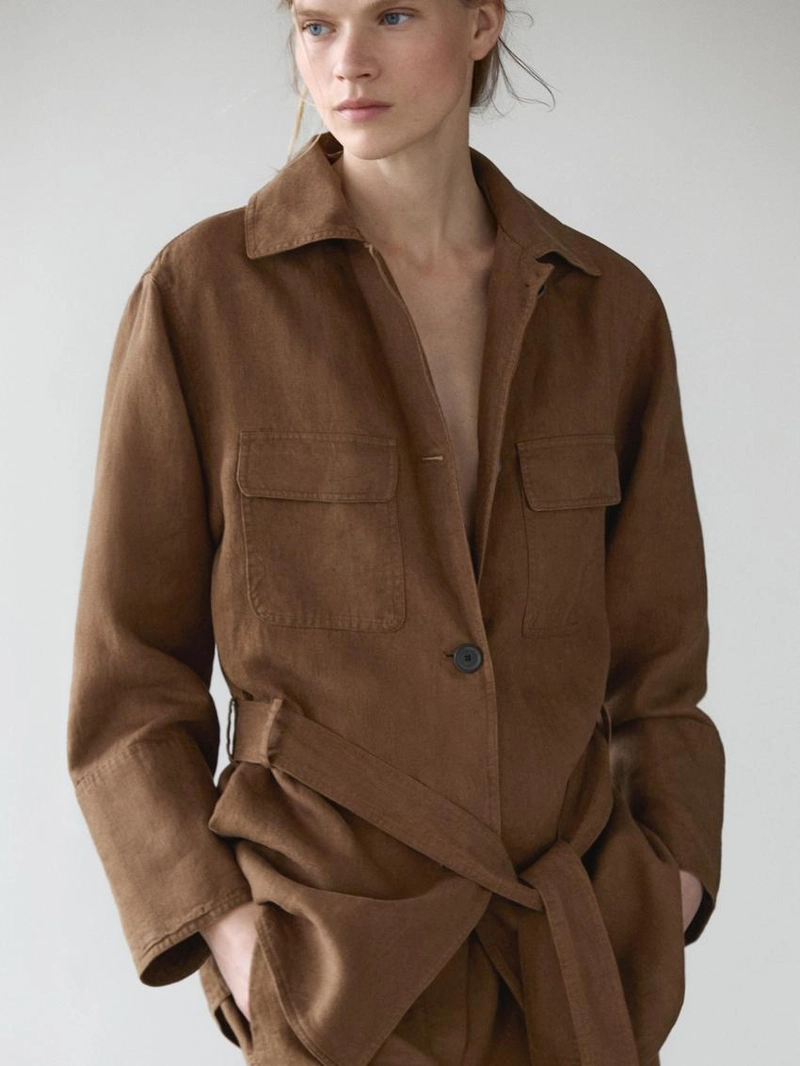 Льняной пиджак с карманами и деталями на поясе