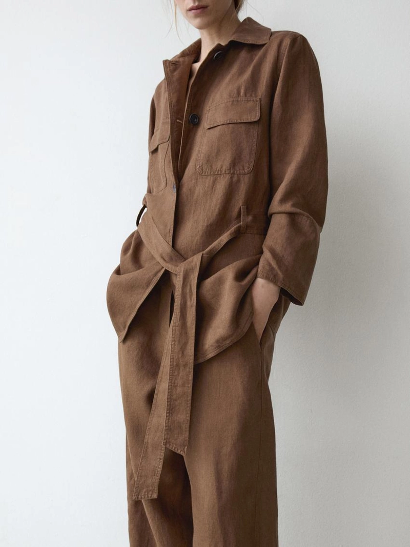 Льняной пиджак с карманами и деталями на поясе