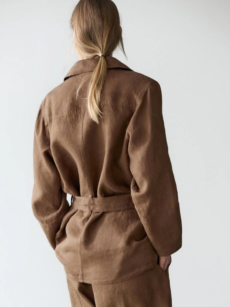 Льняной пиджак с карманами и деталями на поясе