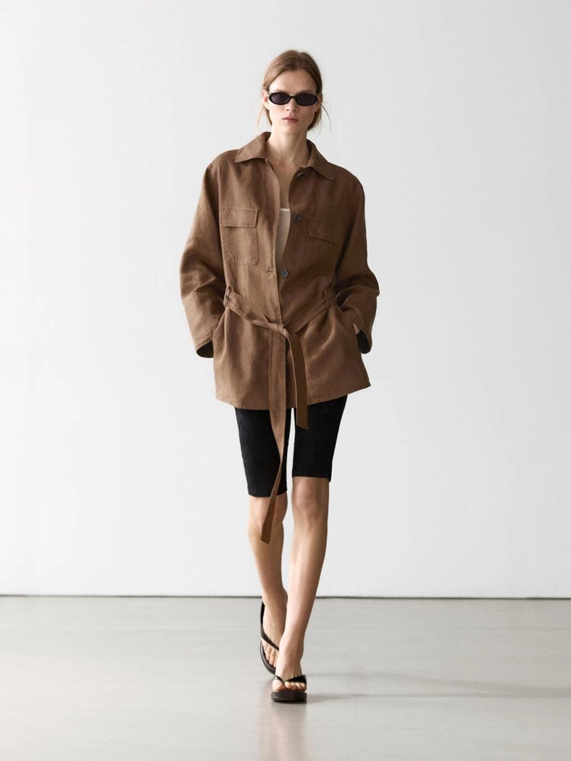 Льняной пиджак с карманами и деталями на поясе