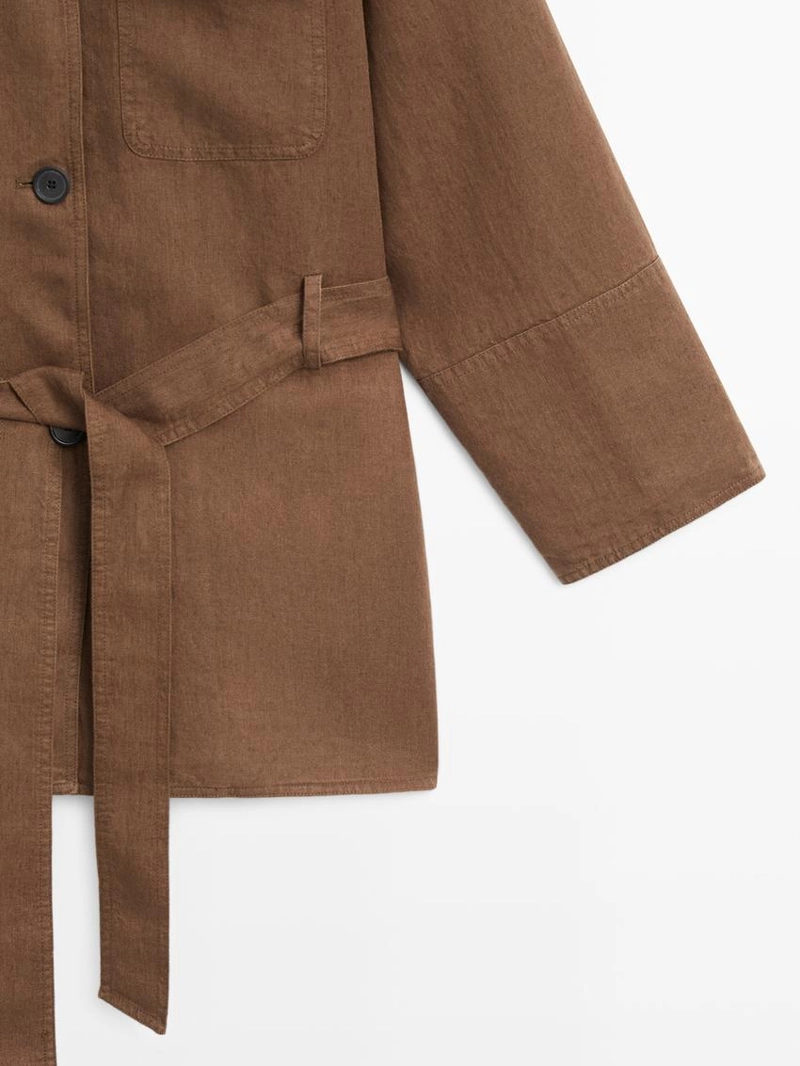 Льняной пиджак с карманами и деталями на поясе