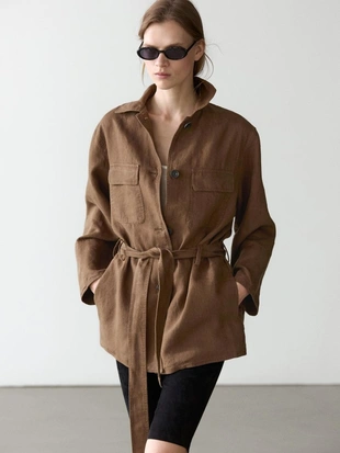 Льняной пиджак с карманами и деталями на поясе- Заказать в России