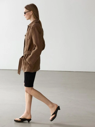 Льняной пиджак с карманами и деталями на поясе- Заказать в России