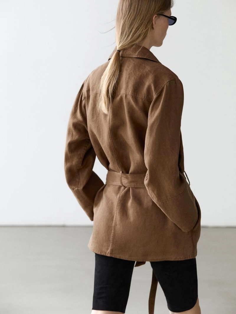 Льняной пиджак с карманами и деталями на поясе