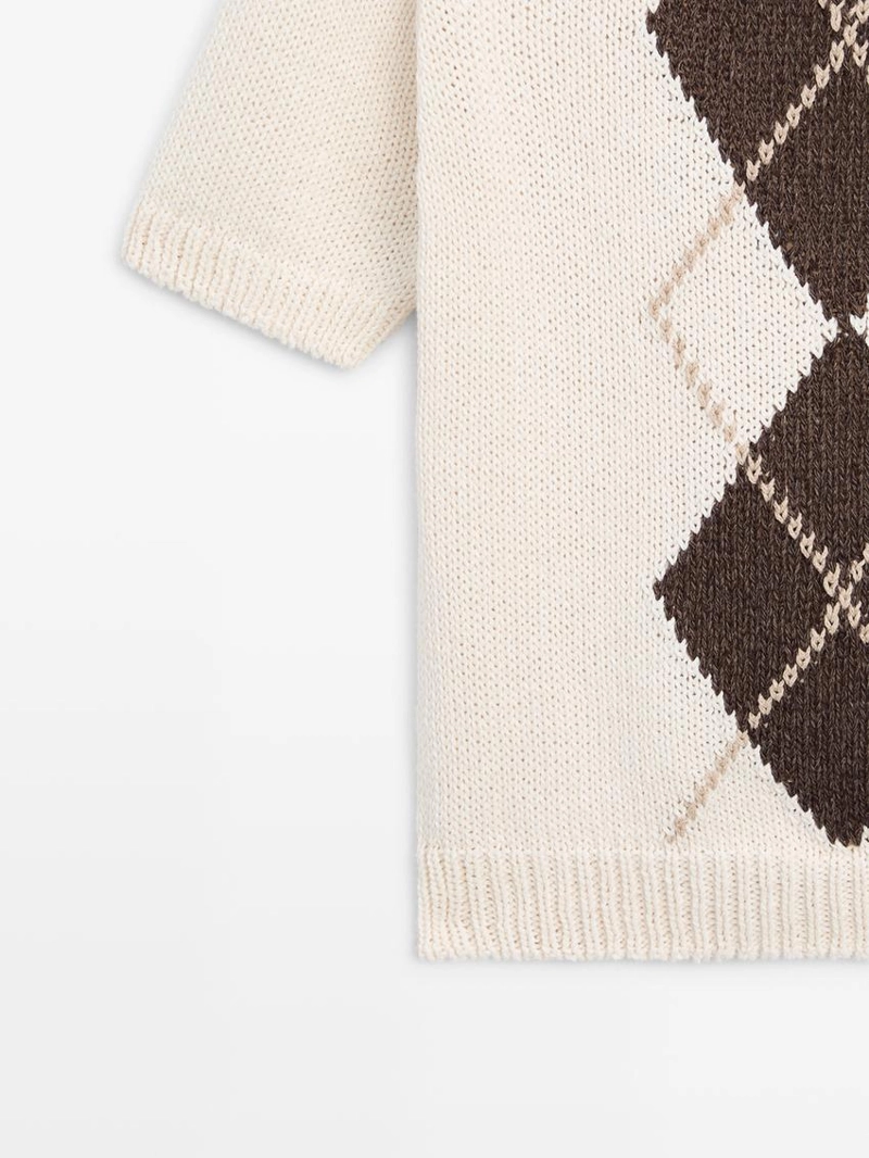 Свитер с ромбами и коротким рукавом