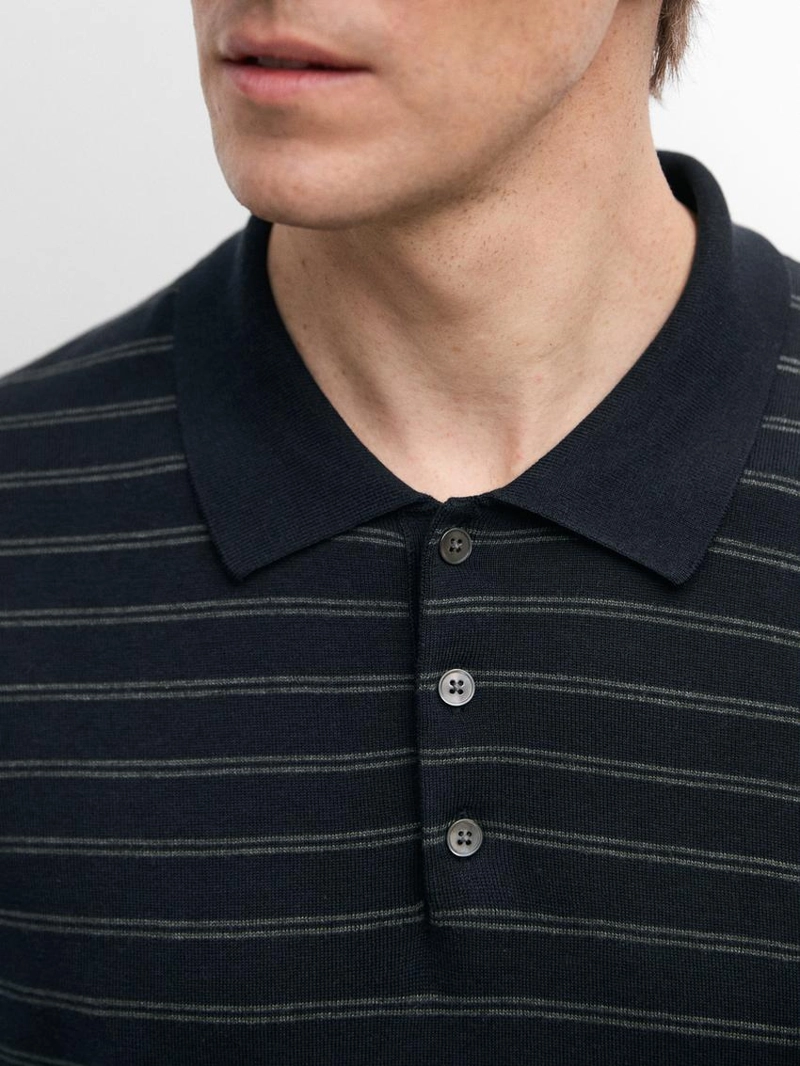 Поло из хлопкового трикотажа с полосатыми деталями
