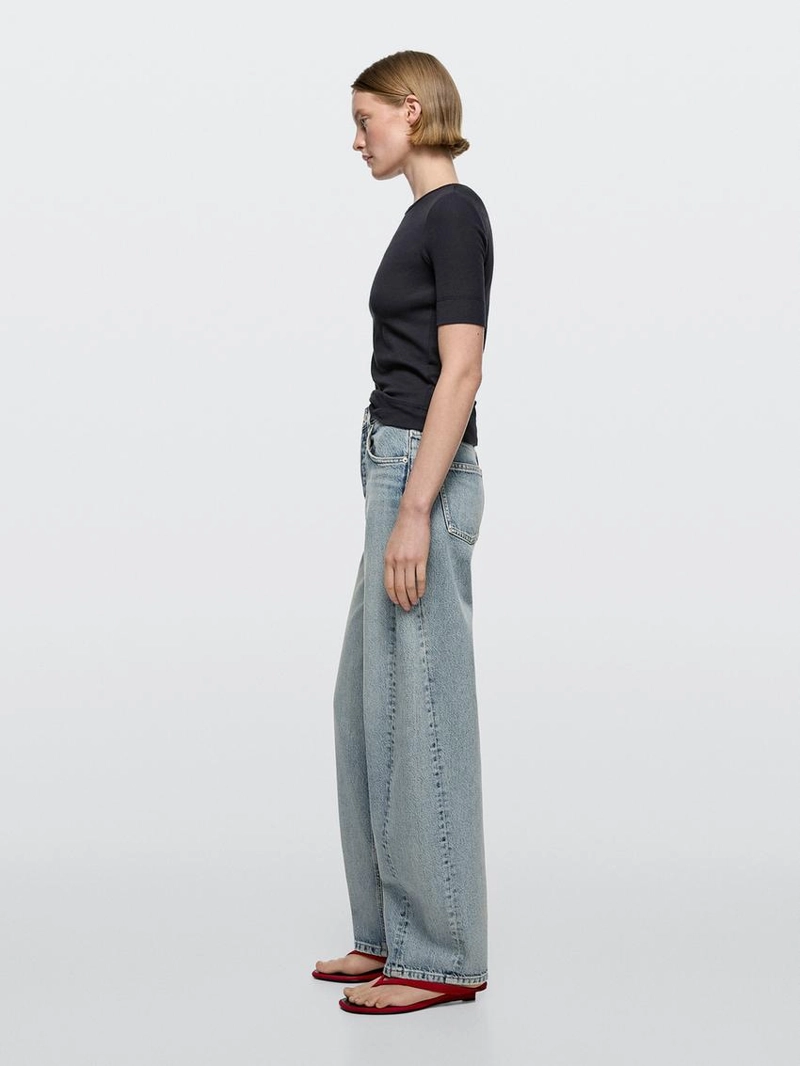 Джинсы с завышенной талией и объемным кроем