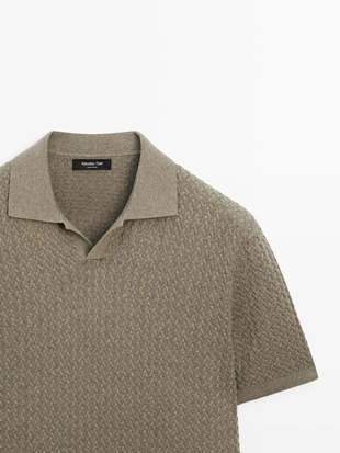 Поло с v-образным вырезом и косым трикотажем- Заказать в России