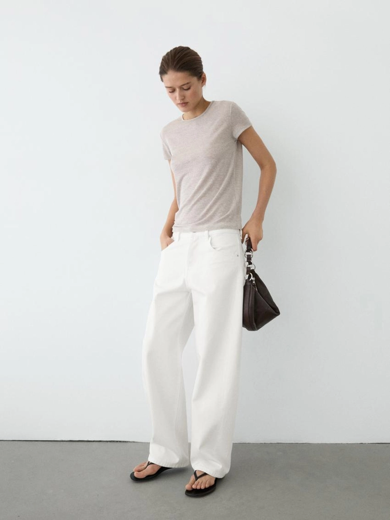 Футболка с коротким рукавом и блестящими деталями