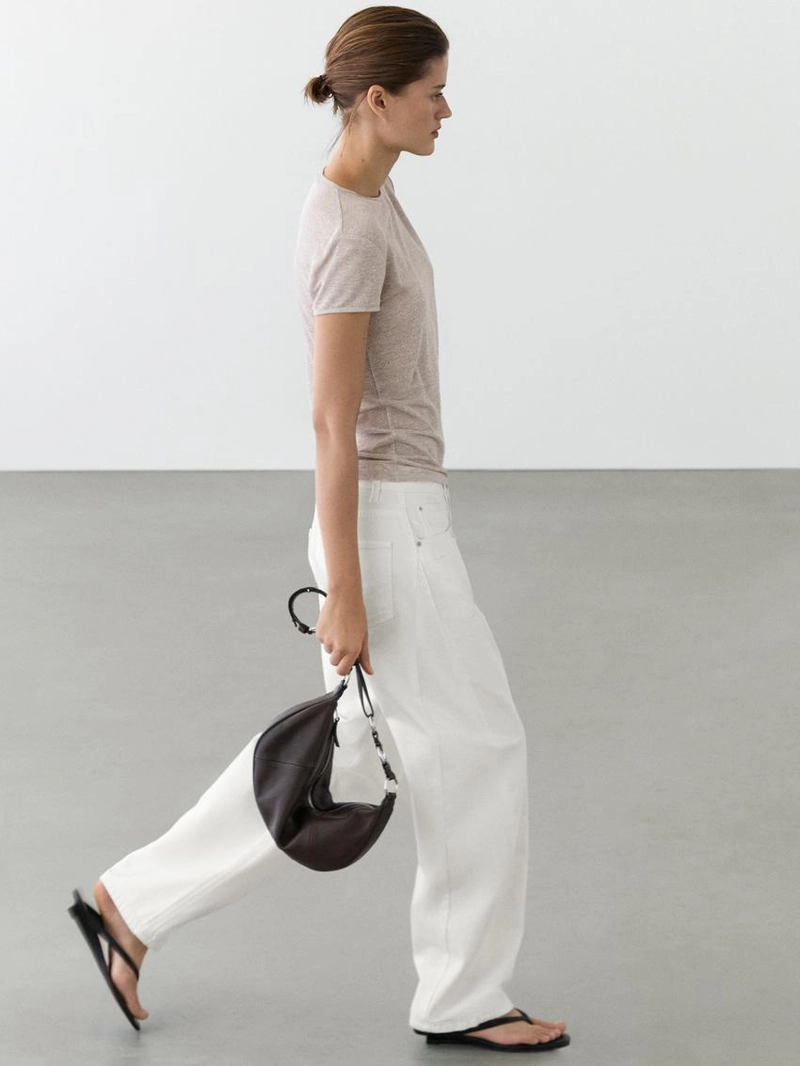 Футболка с коротким рукавом и блестящими деталями