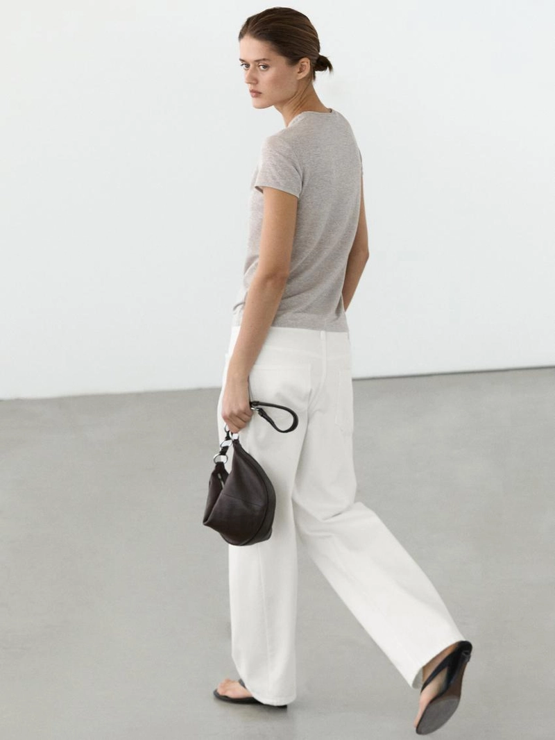 Футболка с коротким рукавом и блестящими деталями