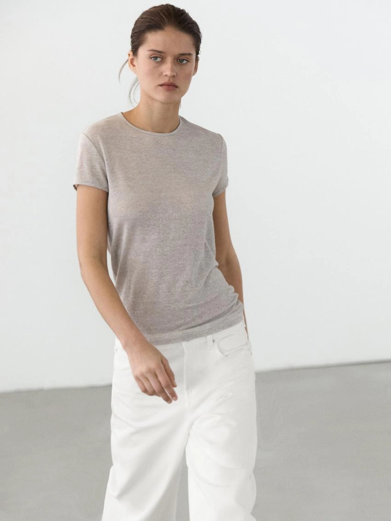 Футболка с коротким рукавом и блестящими деталями